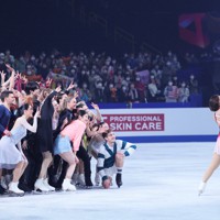 エキシビションのフィナーレで坂本花織（右）と記念写真を撮る出演者たち＝さいたまスーパーアリーナで2023年3月26日、吉田航太撮影