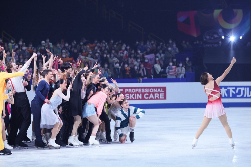 エキシビションのフィナーレで坂本花織（右）と記念写真を撮る出演者たち＝さいたまスーパーアリーナで2023年3月26日、吉田航太撮影