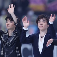 エキシビションのフィナーレで観客に手を振る宇野昌磨（右）と友野一希＝さいたまスーパーアリーナで2023年3月26日、吉田航太撮影