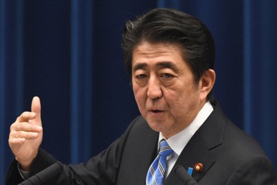 記者会見で消費増税の延期と衆院解散を表明する安倍晋三首相（当時）＝首相官邸で2014年11月18日、小関勉撮影