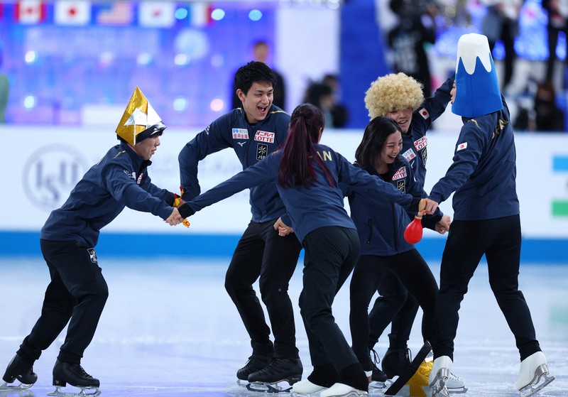 オープニングセレモニーで笑顔を見せる日本の選手たち＝東京体育館で2023年4月13日、猪飼健史撮影