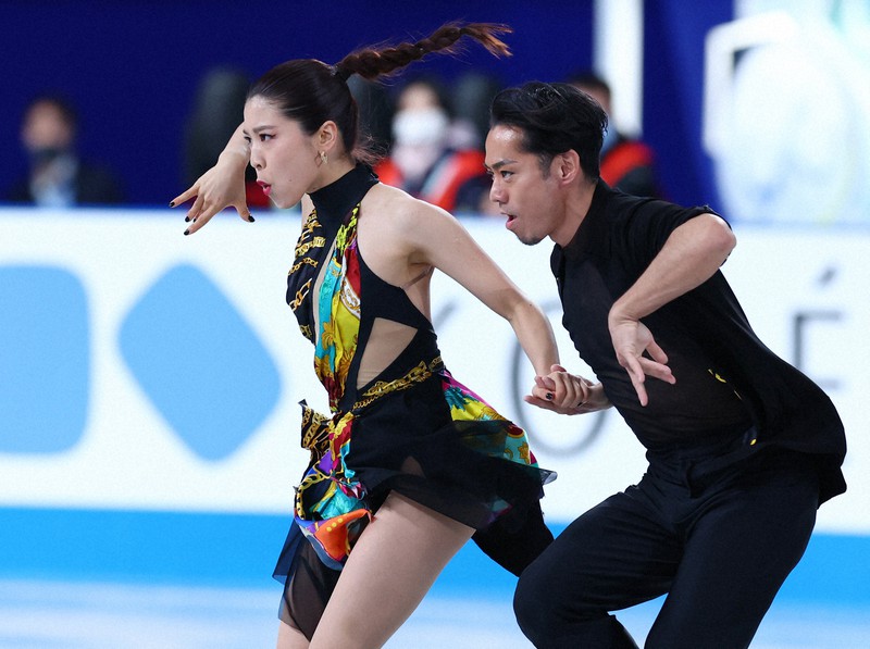 演技を披露する村元哉中、高橋大輔組＝東京体育館で2023年4月13日、猪飼健史撮影