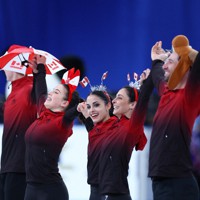 オープニングセレモニーで笑顔を見せるカナダの選手たち＝東京体育館で2023年4月13日、猪飼健史撮影