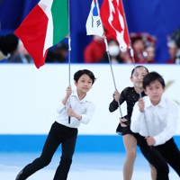 イタリアの国旗を持ってオープニングセレモニーに登場した吉野咲太朗さん（左端）＝東京体育館で2023年4月13日、猪飼健史撮影