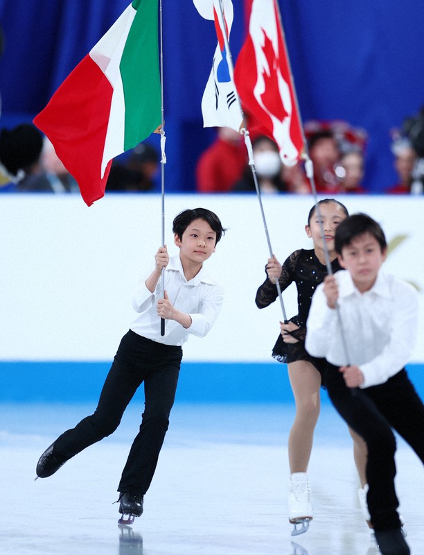 イタリアの国旗を持ってオープニングセレモニーに登場した吉野咲太朗さん（左端）＝東京体育館で2023年4月13日、猪飼健史撮影