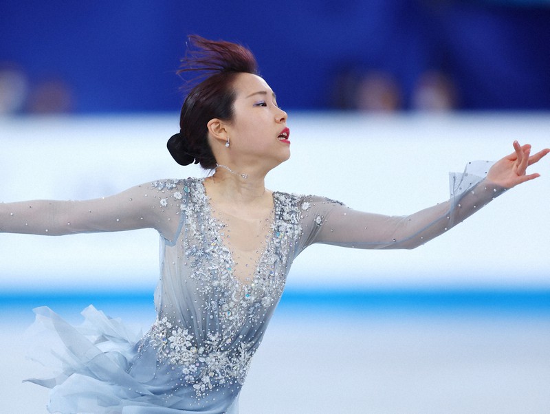 女子SPで演技する三原舞依＝東京体育館で2023年4月13日、猪飼健史撮影