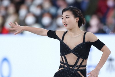 女子SPで演技する坂本花織＝東京体育館で2023年4月13日、猪飼健史撮影