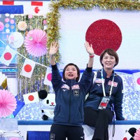 会場に残り退場する観客を見送る坂本花織＝東京体育館で2023年4月13日、猪飼健史撮影