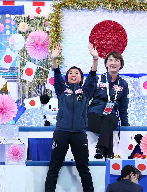 会場に残り退場する観客を見送る坂本花織＝東京体育館で2023年4月13日、猪飼健史撮影