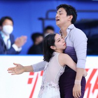 ペア・フリーの演技を終えて抱き合う三浦璃来、木原龍一組＝東京体育館で2023年4月15日、猪飼健史撮影