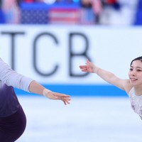 ペアフリーで演技する三浦璃来、木原龍一組＝東京体育館で2023年4月15日、猪飼健史撮影