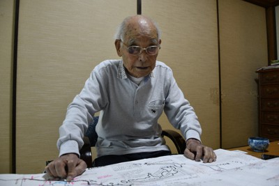 手描きの地図を広げ、ニューギニア戦の体験を語る中野清香さん＝長崎県長与町の自宅で2023年5月23日、國枝すみれ撮影