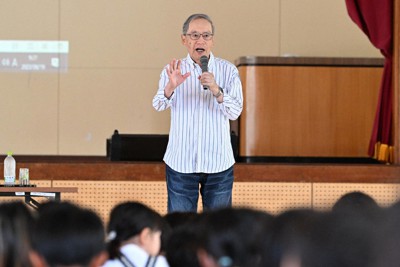 小学生に被爆体験を語る山川剛さん＝長崎市の大園小で2023年6月19日、徳野仁子撮影