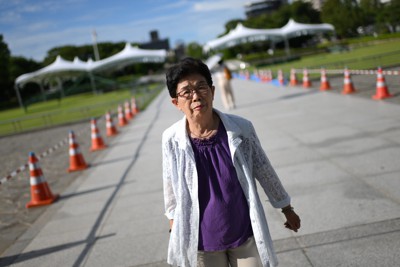 平和記念公園を歩く川中宏子さん＝広島市中区で2023年7月18日、久保玲撮影