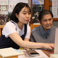 自宅からオンラインで意見交換に臨んだ切明千枝子さん（右）と佐藤優さん＝広島市安佐南区で2023年8月1日午後2時57分、宇城昇撮影