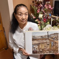 下平作江さんの被爆体験を描いた紙芝居を見せる伊賀由紀子さん＝高松市で2023年7月19日午後1時44分、川原聖史撮影