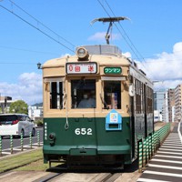 広島市内を走る被爆電車＝広島市中区で2023年8月4日午前10時1分、西村剛撮影