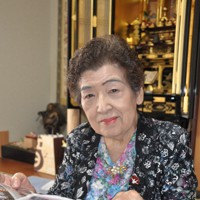 核兵器廃絶への思いを語る貞清百合子さん＝神戸市灘区で2023年8月3日午前10時13分、関谷徳撮影