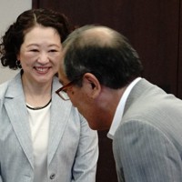 広島市の松井一実市長（右）にあいさつする連合の芳野友子会長＝広島市中区で2023年8月5日午前9時1分、岩本一希撮影