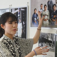 カラー化した写真について説明する庭田杏珠さん＝広島市中区の広島国際会議場で2023年8月1日午後3時41分、矢追健介撮影