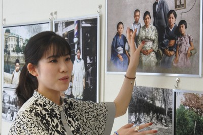 カラー化した写真について説明する庭田杏珠さん＝広島市中区の広島国際会議場で2023年8月1日午後3時41分、矢追健介撮影