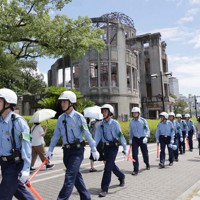 平和記念式典を翌日に控え、原爆ドーム付近を巡回警備する警察官＝広島市中区で2023年8月5日午後1時12分、西村剛撮影