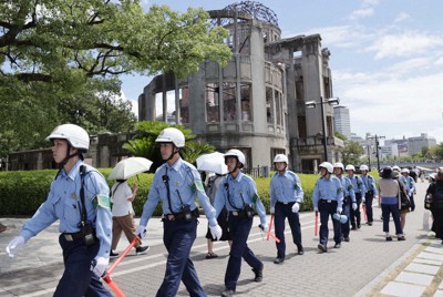 平和記念式典を翌日に控え、原爆ドーム付近を巡回警備する警察官＝広島市中区で2023年8月5日午後1時12分、西村剛撮影