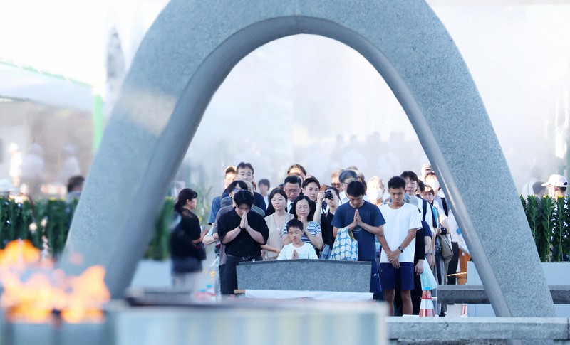 原爆慰霊碑に手を合わせる人たち＝広島市中区で2023年8月6日午前6時29分、梅田麻衣子撮影