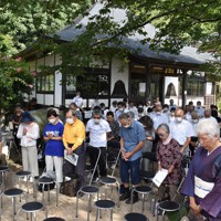 原爆投下時刻となり、黙とうする参加者たち＝福島県楢葉町大谷の宝鏡寺で2023年8月6日午前8時15分、柿沼秀行撮影