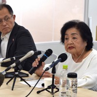 核兵器廃絶国際キャンペーン（ICAN）国際運営委員の川崎哲さん（左）と記者会見に臨むサーロー節子さん＝広島市中区で2023年8月6日午前10時40分、高木香奈撮影