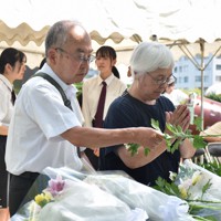 姉敏子さんを悼み、広島市立第一高等女学校の原爆慰霊碑に花を手向ける藤森俊希さん（左）と妻克子さん＝広島市中区で2023年8月6日午前10時19分、松原隼斗撮影