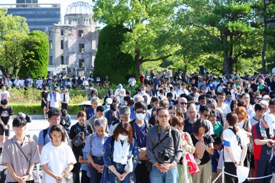 原爆投下時刻に合わせて黙とうする人たち＝広島市中区で2023年8月6日午前8時15分、梅田麻衣子撮影