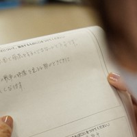 申請書類のコピーを手に思いを語る女性＝広島県で2023年7月20日午後5時37分、岩本一希撮影