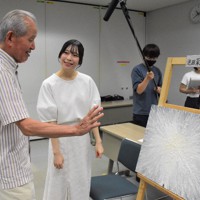 完成した絵画を見る被爆者の開勇さん（左）と、制作した池田菜々香さん＝福岡市中央区で2023年7月27日午前10時40分、竹林静撮影