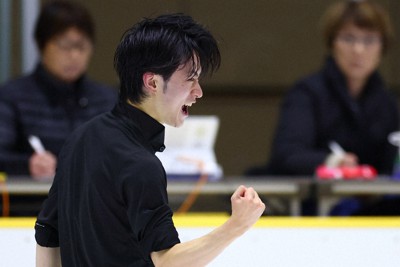 男子SPで演技する山本草太＝大津市の木下カンセーアイスアリーナで2023年8月11日、猪飼健史撮影