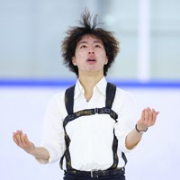 男子フリーで演技する三浦佳生＝京都府宇治市の木下アカデミー京都アイスアリーナで2023年8月12日、猪飼健史撮影