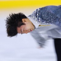 男子フリーで演技する佐藤駿＝京都府宇治市の木下アカデミー京都アイスアリーナで2023年8月12日、猪飼健史撮影