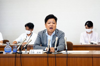 記者会見し、諸井菜々子市議の抽選出席を断った理由などを説明する近藤喜典議長＝愛知県豊橋市の豊橋市役所で2023年9月1日午後3時9分、清藤天撮影