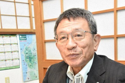 インタビューに答える佐々木文明町長＝秋田県藤里町役場で2023年9月4日、田村彦志撮影