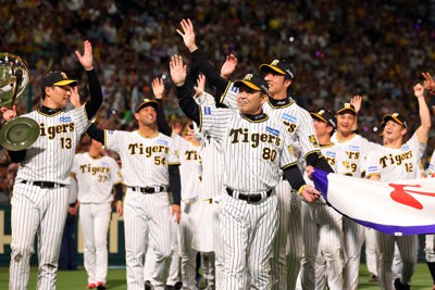 【阪神－巨人】セ・リーグの優勝を決め、ペナントを手にグラウンドを1周する阪神の岡田彰布監督ら選手たち＝阪神甲子園球場で2023年9月14日、滝川大貴撮影