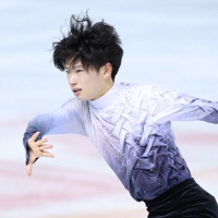 男子SPで演技する吉岡希選手＝西東京市のダイドードリンコアイスアリーナで2023年9月23日、猪飼健史撮影