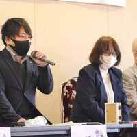 殺人事件で妹を失った稲田雄介さん（左）は「犯罪被害補償を求める会」が開いたシンポジウムで、加害者から十分な賠償が得られない現状を語った＝兵庫県尼崎市の市総合文化センターで2023年10月15日午後3時25分、安元久美子撮影