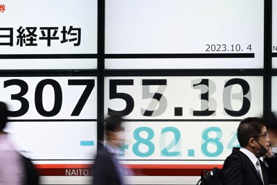 日経平均株価を表示するモニター＝東京都中央区で2023年10月4日、藤井達也撮影