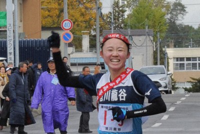 女子1位でフィニッシュする旭川龍谷の本田愛咲緋＝北海道滝川市で2023年10月22日、三沢邦彦撮影