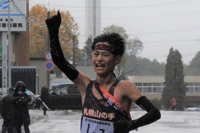 男子1位でフィニッシュする札幌山の手の三浦清史＝北海道滝川市で2023年10月22日、三沢邦彦撮影