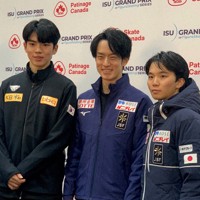 男子SP後の記者会見に臨む（左から）車俊煥、山本草太、友野一希の3選手＝カナダ・バンクーバーで2023年10月27日、倉沢仁志撮影