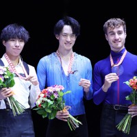 男子シングルの表彰式で記念撮影に応じる（左から）2位の三浦佳生、1位の山本草太、3位のマテオ・リッツォ＝バンクーバーで2023年10月28日、猪飼健史撮影