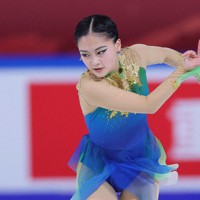 女子SPで演技する渡辺倫果＝中国・重慶で2023年11月10日、吉田航太撮影