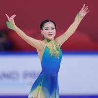 女子SPで演技を終えあいさつする渡辺倫果＝中国・重慶で2023年11月10日、吉田航太撮影