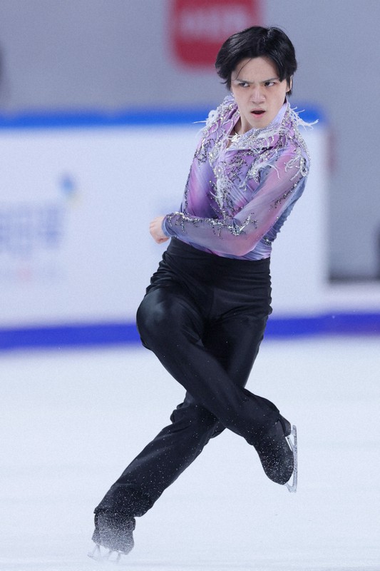 男子SPで演技する宇野昌磨＝中国・重慶で2023年11月10日、吉田航太撮影